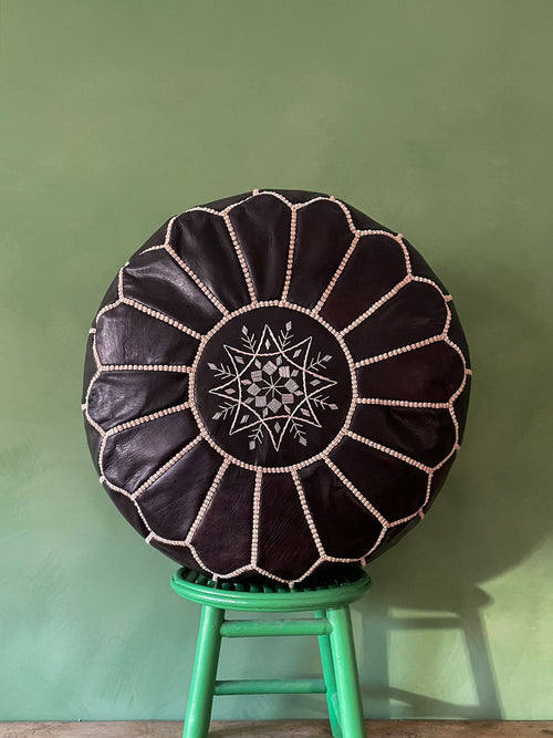 Pouf Marocchino in Pelle “Ebony” Artigianale Ø53×33 cm