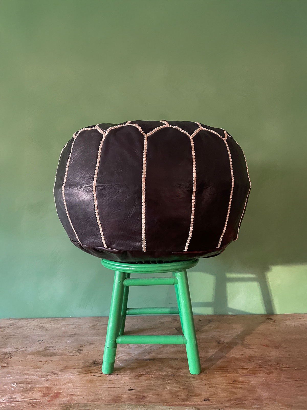 Pouf Marocchino in Pelle “Ebony” Artigianale Ø53×33 cm