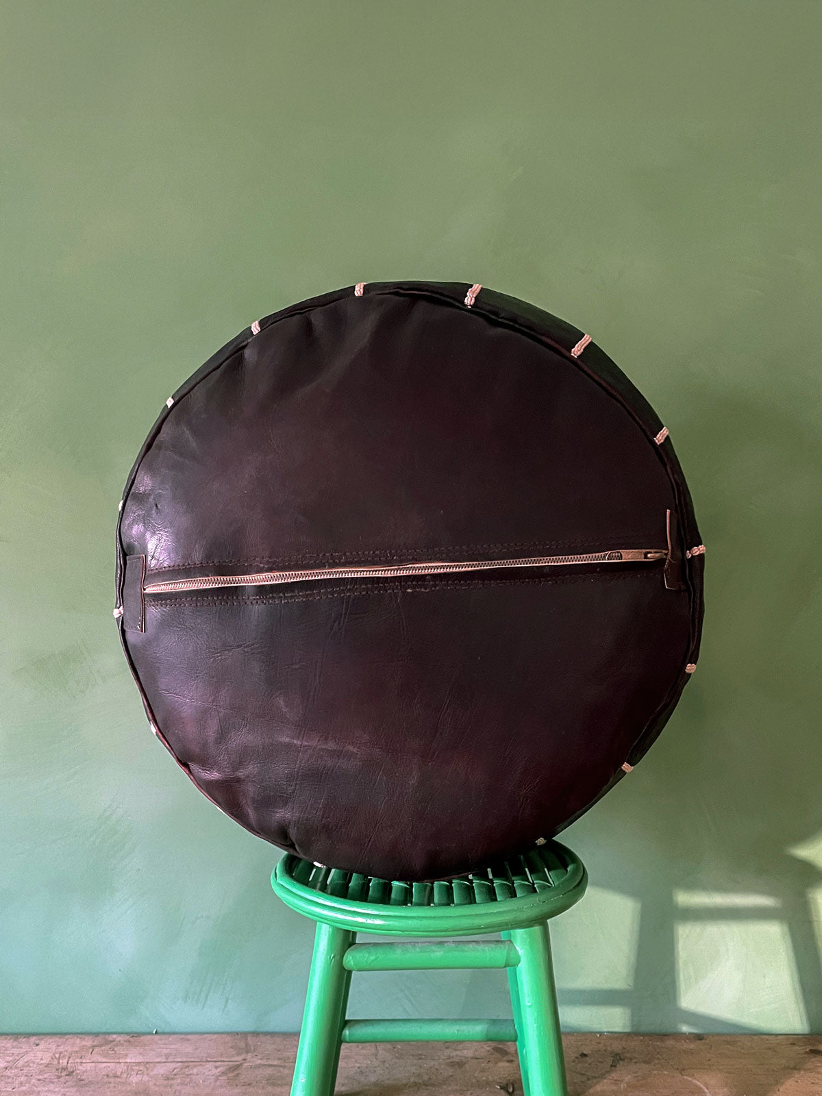 Pouf Marocchino in Pelle “Ebony” Artigianale Ø53×33 cm