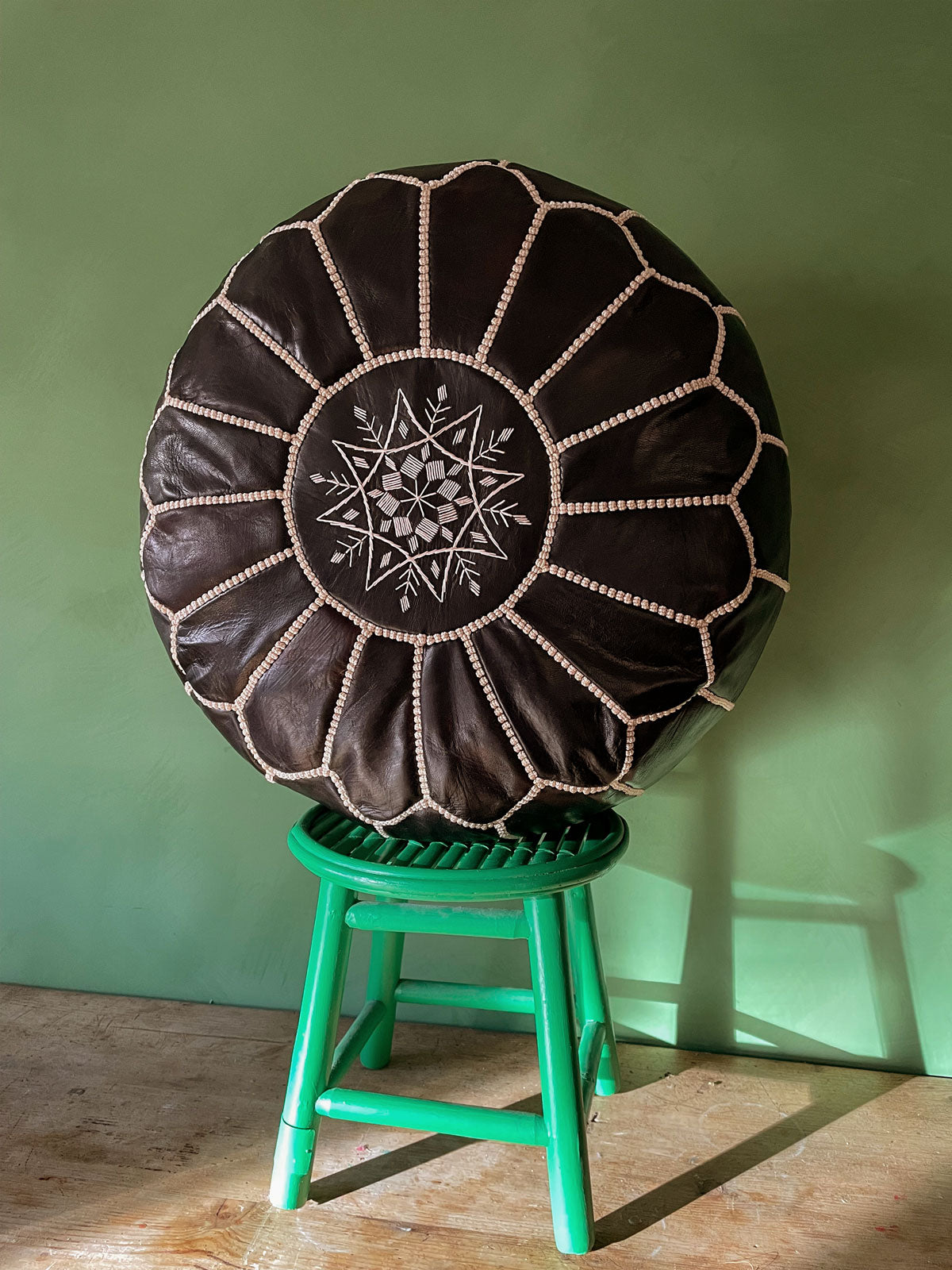 Pouf Marocchino in Pelle “Ebony” Artigianale Ø53×33 cm