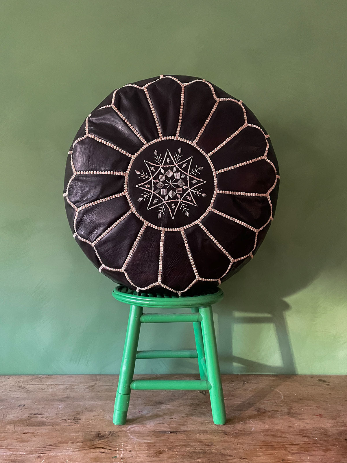 Pouf Marocchino in Pelle “Ebony” Artigianale Ø53×33 cm