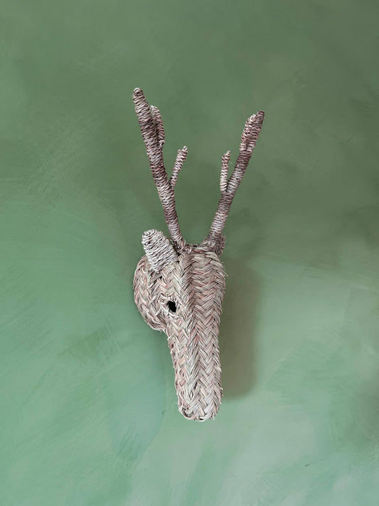 Testa di Cervo Intrecciata in Erba Naturale “Woven Stag Head” – Decorazione da Parete 45×14 cm