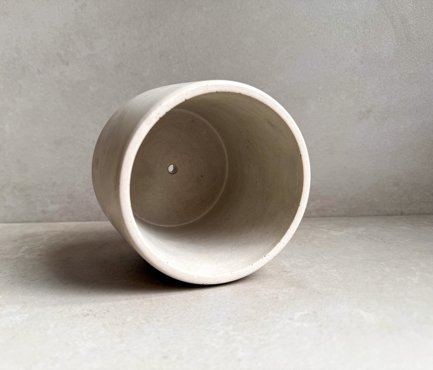 Vaso in Cemento Moderno con Sottovaso – Design Minimalista Ø18 cm, Solo Spedizione in Italia