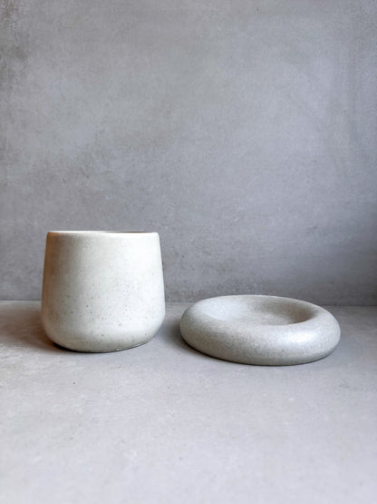 Vaso in Cemento Moderno con Sottovaso – Design Minimalista Ø18 cm, Solo Spedizione in Italia