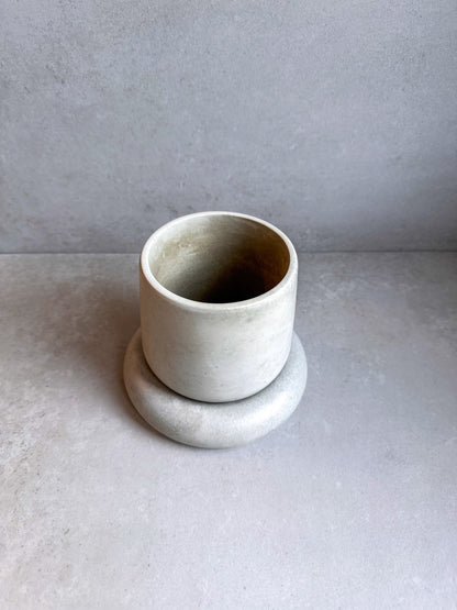 Vaso in Cemento Moderno con Sottovaso – Design Minimalista Ø18 cm, Solo Spedizione in Italia