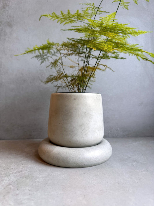 Vaso in Cemento Moderno con Sottovaso – Design Minimalista Ø18 cm, Solo Spedizione in Italia