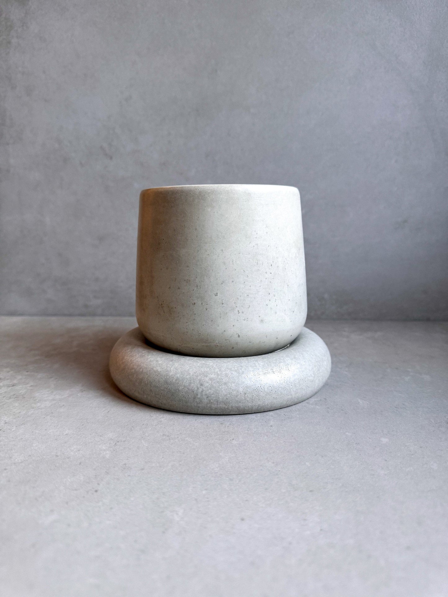 Vaso in Cemento Moderno con Sottovaso – Design Minimalista Ø18 cm, Solo Spedizione in Italia