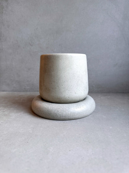 Vaso in Cemento Moderno con Sottovaso – Design Minimalista Ø18 cm, Solo Spedizione in Italia