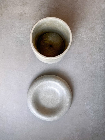Vaso in Cemento Moderno con Sottovaso – Design Minimalista Ø18 cm, Solo Spedizione in Italia